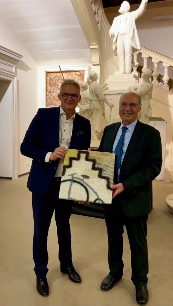 Gastgeschenkübergabe an Bürgermeister Jean-Louis Bousquet