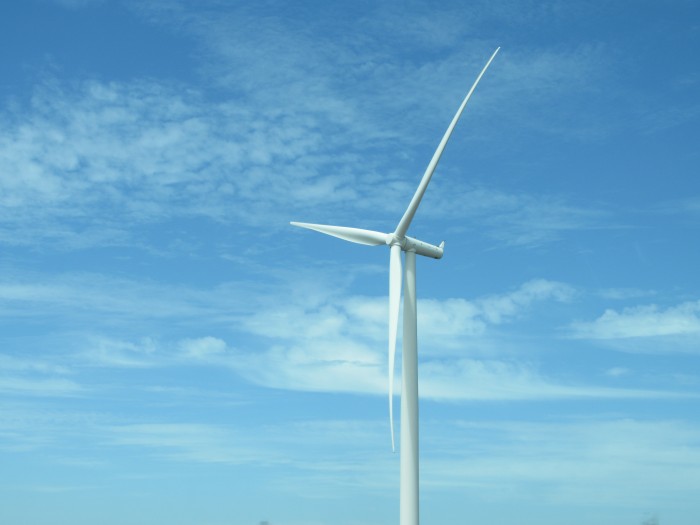 Windenergieanlage vor blauem Himmel