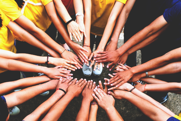 Foto: Adobe Stock Viele Hände treffen sich in der Mitte des Fotos