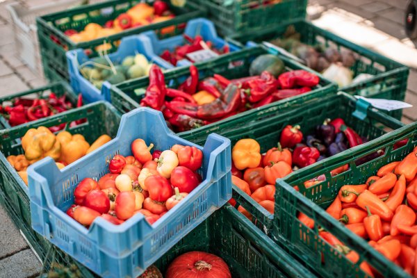 Foto: Daniel Nasse Kisten mit Gemüse auf dem Neckarsulmer Wochenmarkt.