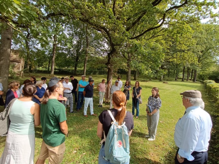 Die Teilnehmer beim Rundgang auf dem Jüdischen Friedhof