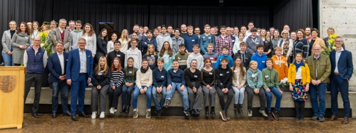 Gruppenbild der Teilnehmer, Partner und Förderer des Wettbewerbs in der Schulaula.