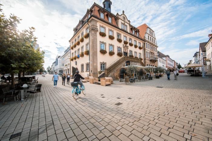 Blick von der Fußgängerzone auf das historische Rathaus