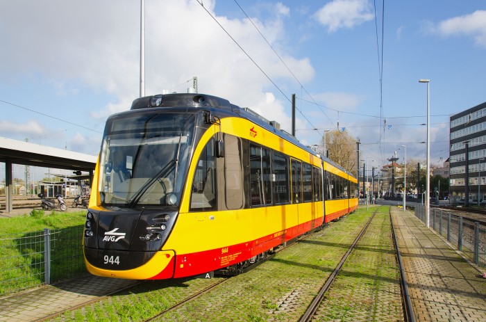 Eine S-Bahn fährt im Heilbronner Stadtgebiet. 