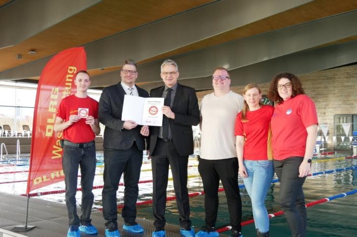 Gruppenfoto von der offiziellen Übergabe der Urkunde im Sportbad  