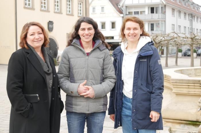 Die neuen Integrationsmanagerinnen stehen mit Julia Bruns auf dem Marktplatz.