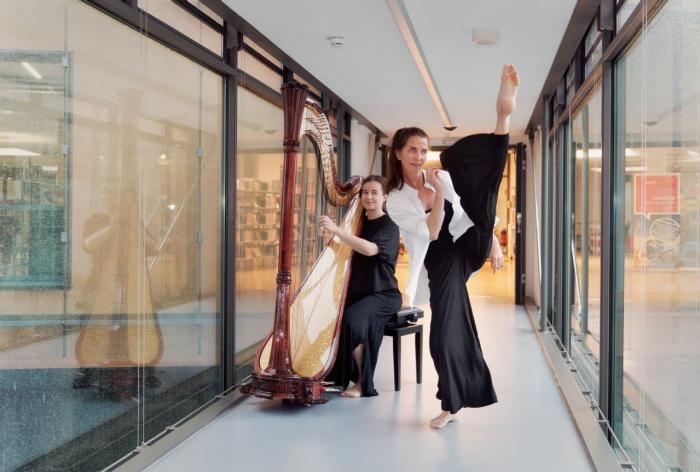 Maren Ferber und Sylke Neuffer performen im Brückengang der Mediathek.  