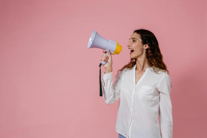 Foto: Pavel Danilyuk, pexels Frau mit Megaphon