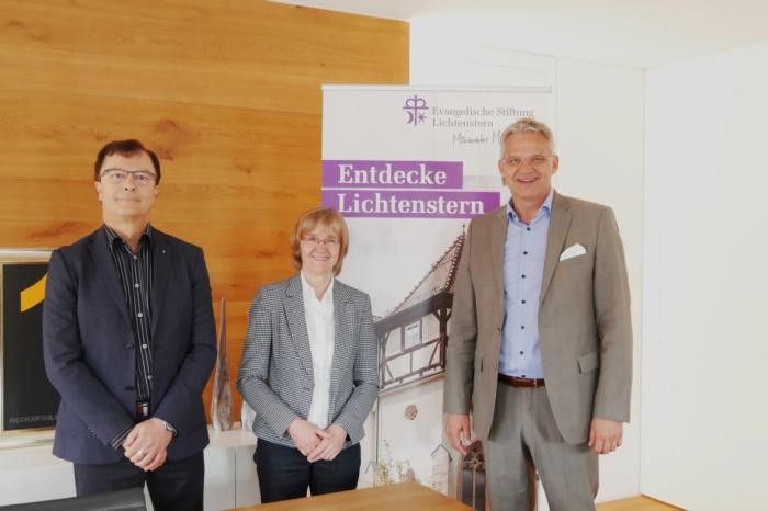 Gruppenbild mit Pfarrer Schirkonyer, Vorstandsvorsitzender Leiß und OB Hertwig im Dienstzimmer des OB