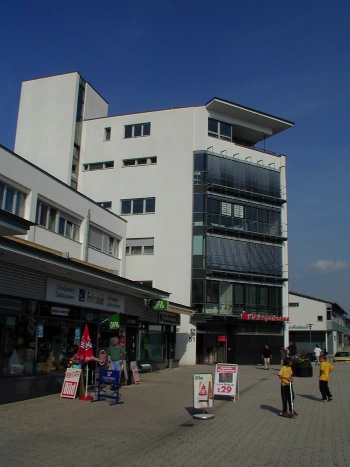 Blick auf das Ladenzentrum in Amorbach mit Verwaltungsstelle 