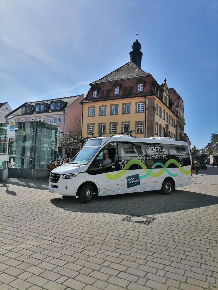 Der City-Hopper hält in der Fußgängerzone. 