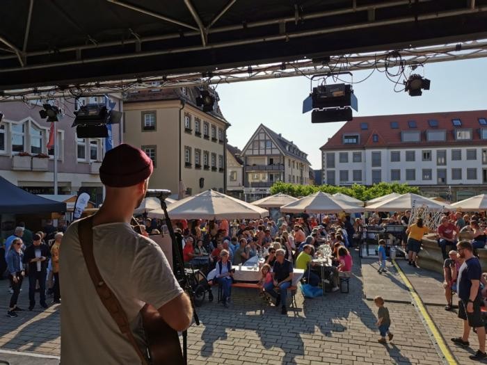 Der Sänger Philipp Lumpp steht auf der Marktplatzbühne. 