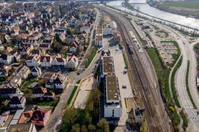 Luftbild des Bahnhofs Neckarsulm mit Gleisanlagen 