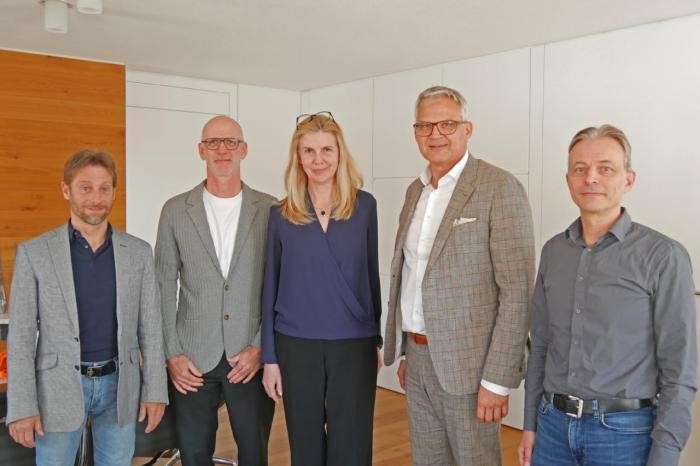 Gruppenfoto mit den Projektbeteiligten im Dienstzimmer des Oberbürgermeisters