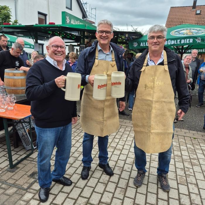 Oberbürgermeister, Ortsvorsteher und Ortskartellvorsitzender nach dem Fassanstich