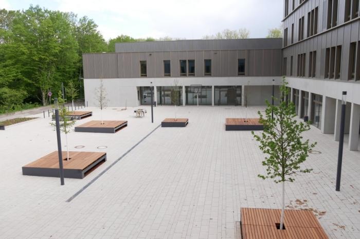 Blick auf den Schulhof der Franz-Binder-Verbundschule 