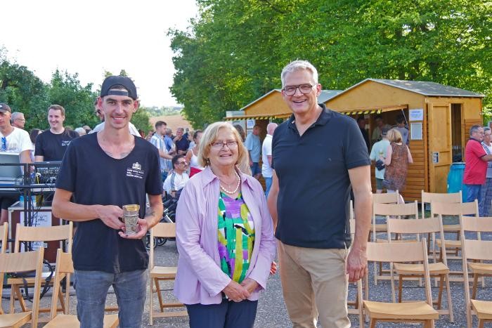 Gruppenbild mit Jungwinzer Daniel Bauer, Spenderin Edeltraud Spodzieja und OB Steffen Hertwig