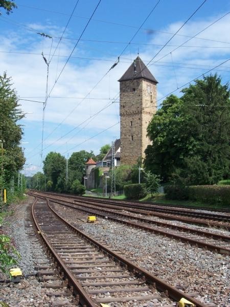 Blicjk auf Bahngleise mit dem Trum des Deutschordensschlosses im Hintergrund 