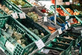 Foto: Daniel Nasse Warenangebot eines Obst- und Gemüseverkäufers in Kisten dem Kunden präsentiert.
