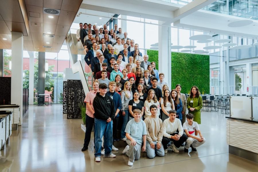 Gruppenfoto mit den Preisträgern auf der Treppe in der Bechtle-Zentrale 