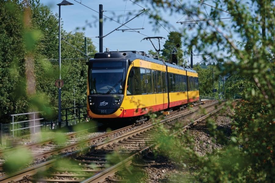 Eine Stadtbahn fährt auf den Schienen.