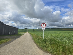 Auf dem Bild sieht man einen Feldweg mit der Beschilderung nur für landwirtschaftlichen Verkehr  frei befahrbar