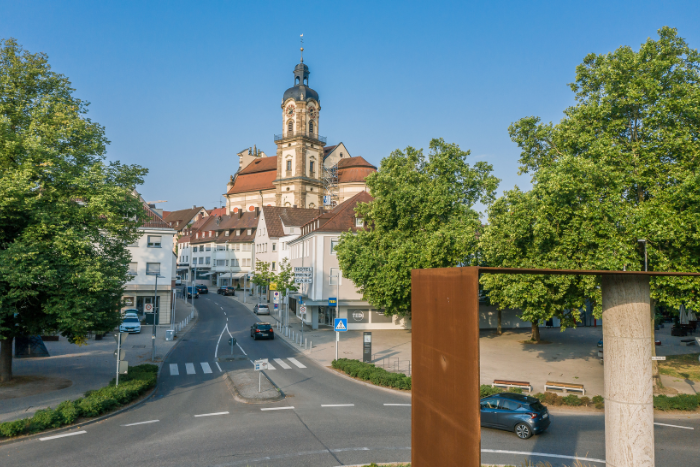 Foto: Daniel Nasse Blick vom Kreisverkehr Deutschordensplatz auf die Kirche St. Dionysius.
