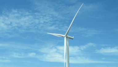 Foto: pexels, Magda Ehlers Windenergieanlage vor blauem Himmel