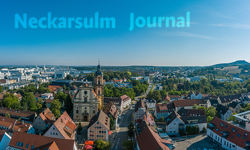 Foto: Adobe Stock Blauer Musterwahlbrief, der in eine Wahlurne geworfen wird.