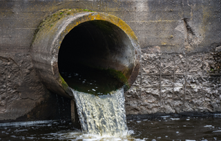 Wasser fließt aus einem Wasserrohr