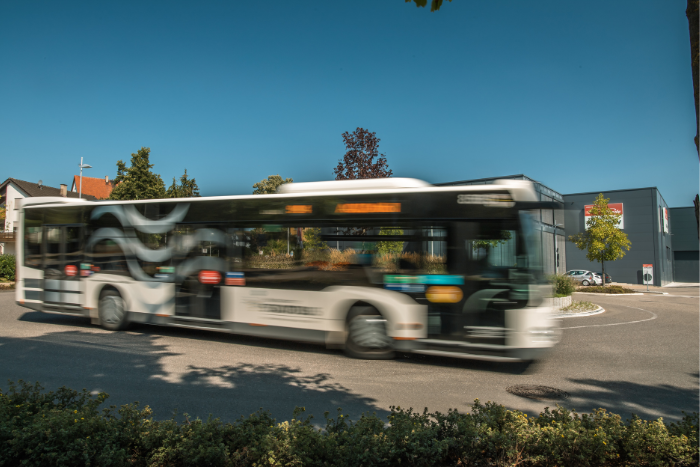 Foto: Daniel Nasse Ein Neckarsulmer Stadtbus fährt die Straße entlang.
